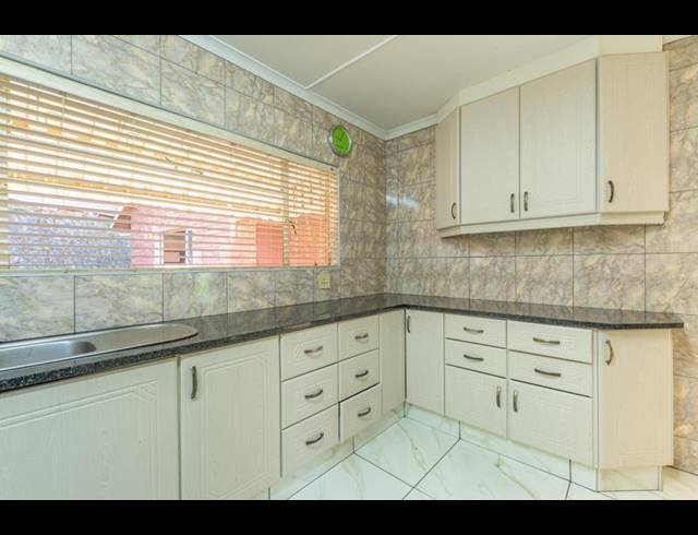 5 BEDROOM HOUSE FOR SALE IN CHASE VALLEY DOWNS
